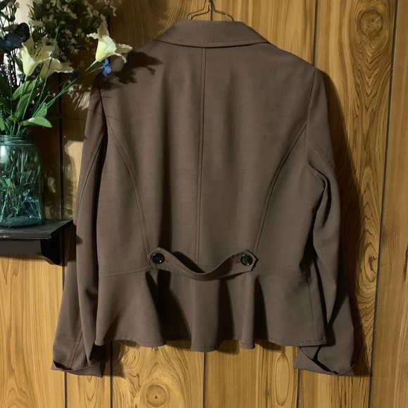 W by Worth Blazer Ruffle Back Brown Size 14 - Picture 2 of 8